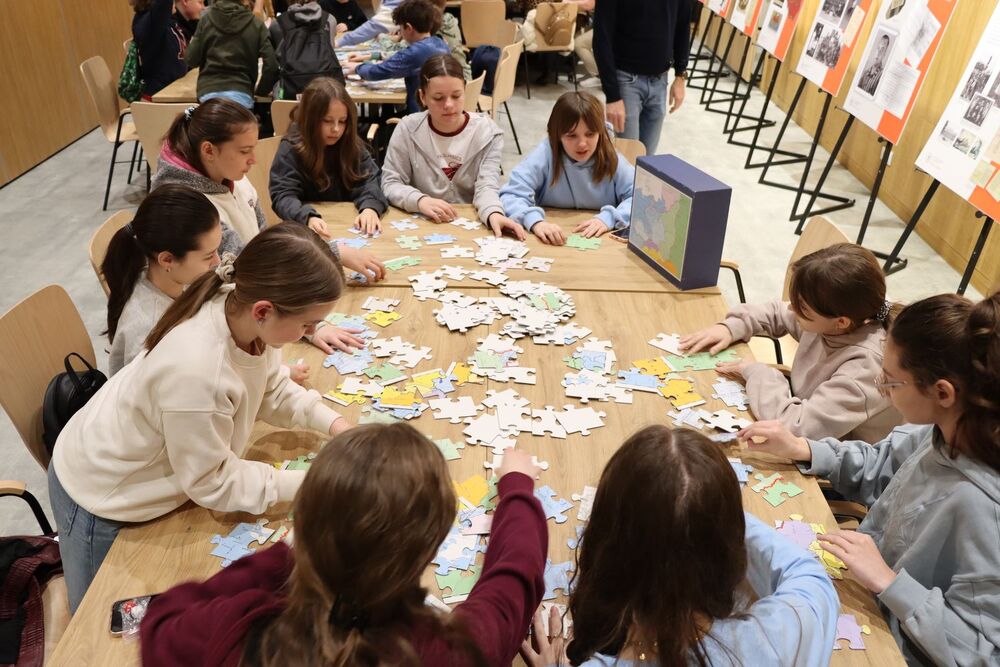 W Delegaturze IPN w Kielcach gościli uczniowie z Zespołu Placówek Oświatowych w Węgleszynie. Fot. Hubert Krężołek