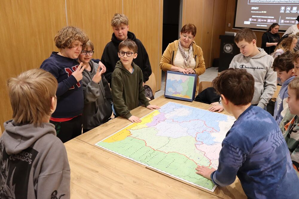 W Delegaturze IPN w Kielcach gościli uczniowie z Zespołu Placówek Oświatowych w Węgleszynie. Fot. Hubert Krężołek