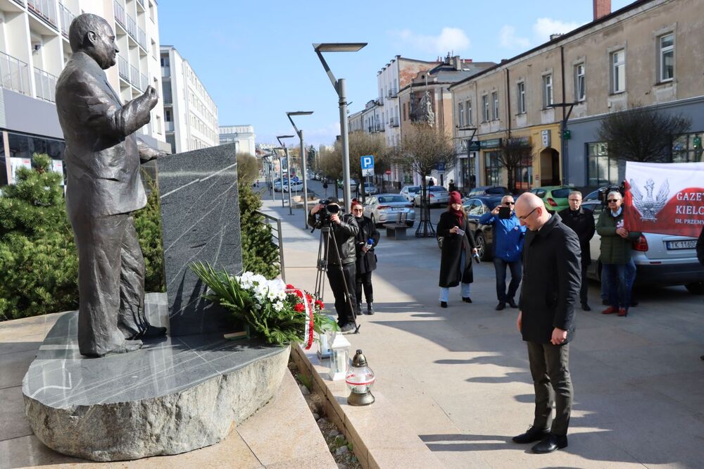 16. rocznica katastrofy smoleńskiej. W Kielcach upamiętniono ofiary. Fot. Dorota Klusek (IPN)