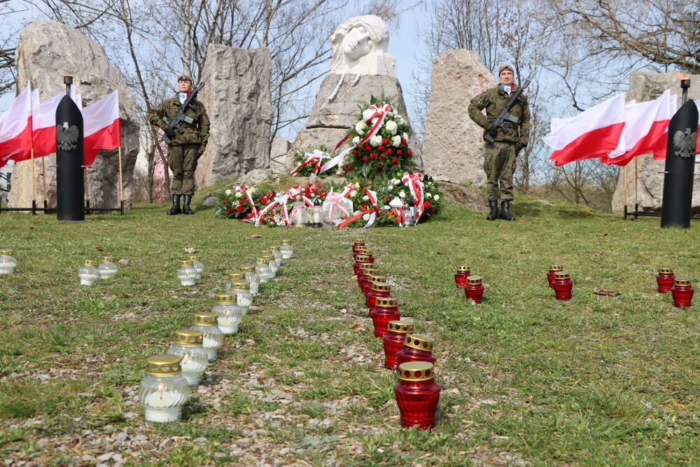 Ulicami Kielc przeszedł Marsz Katyński. Fot. IPN Kielce