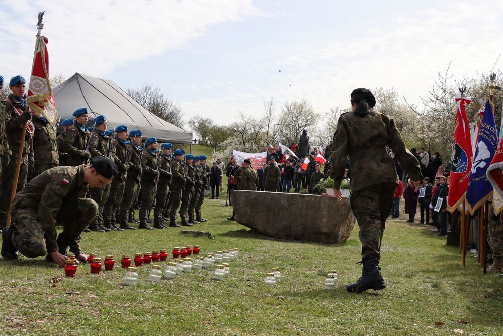 Ulicami Kielc przeszedł Marsz Katyński. Fot. IPN Kielce