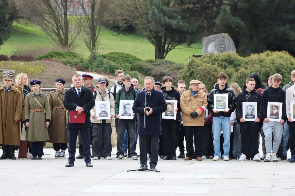 Ulicami Kielc przeszedł Marsz Katyński. Fot. IPN Kielce