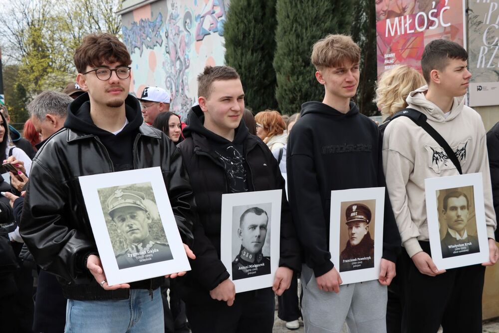 Ulicami Kielc przeszedł Marsz Katyński. Fot. IPN Kielce