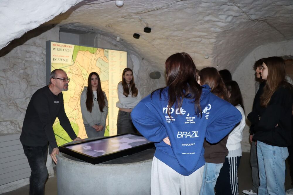 Wizyta młodzieży z Nadarzyna w Kielcach. Fot. Dorota Klusek (IPN)