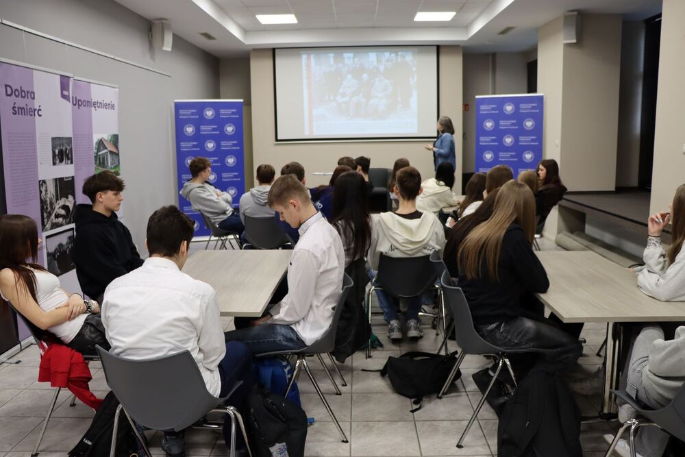 Wizyta młodzieży z Nadarzyna w Kielcach. Fot. Dorota Klusek (IPN)