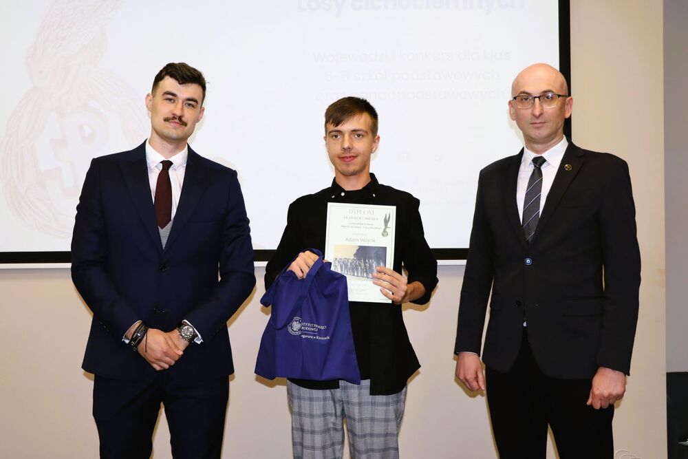 Wręczenie nagród w konkursie „Wywalcz Jej wolność… Losy cichociemnych”. Fot. IPN Kielce