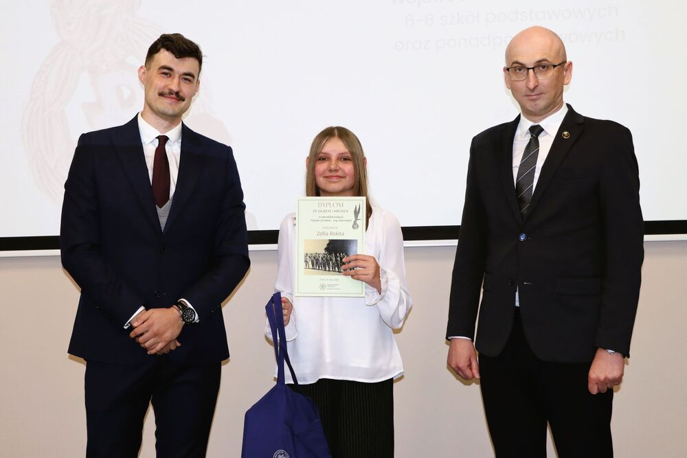 Wręczenie nagród w konkursie „Wywalcz Jej wolność… Losy cichociemnych”. Fot. IPN Kielce