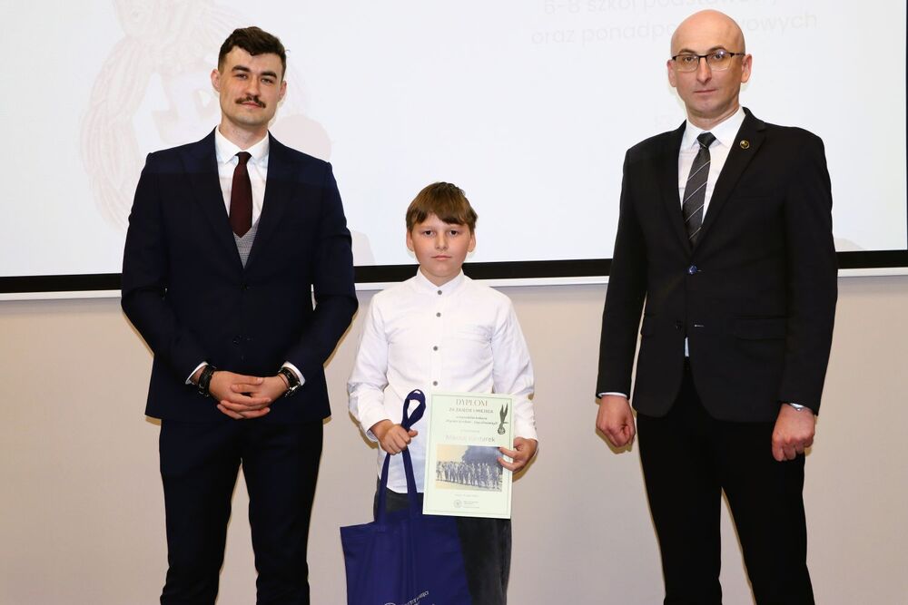 Wręczenie nagród w konkursie „Wywalcz Jej wolność… Losy cichociemnych”. Fot. IPN Kielce