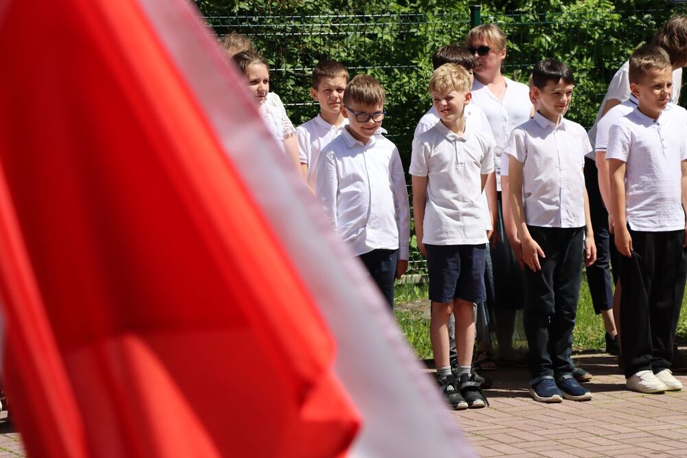 Akcja „Znicze Pamięci” w Szkole Podstawowej w Kierzu Niedźwiedzim. Fot. IPN