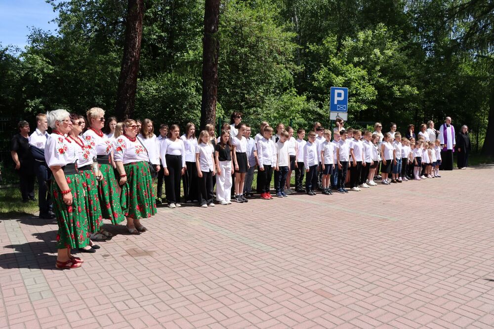 Akcja „Znicze Pamięci” w Szkole Podstawowej w Kierzu Niedźwiedzim. Fot. IPN
