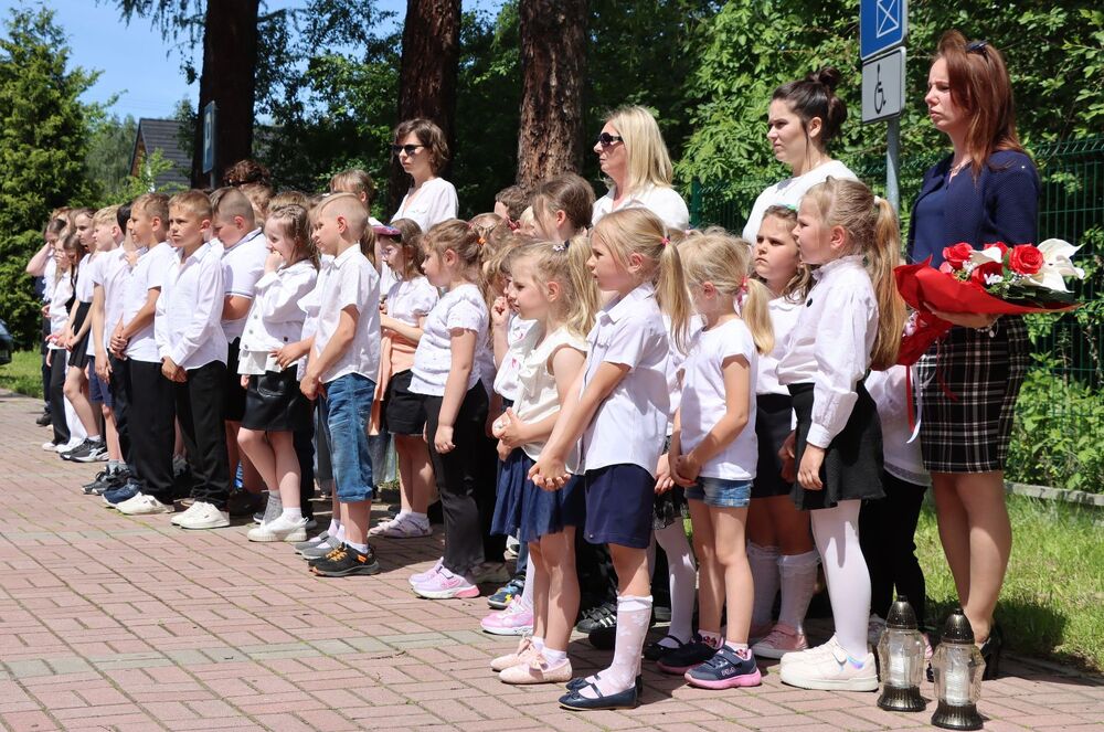Akcja „Znicze Pamięci” w Szkole Podstawowej w Kierzu Niedźwiedzim. Fot. IPN