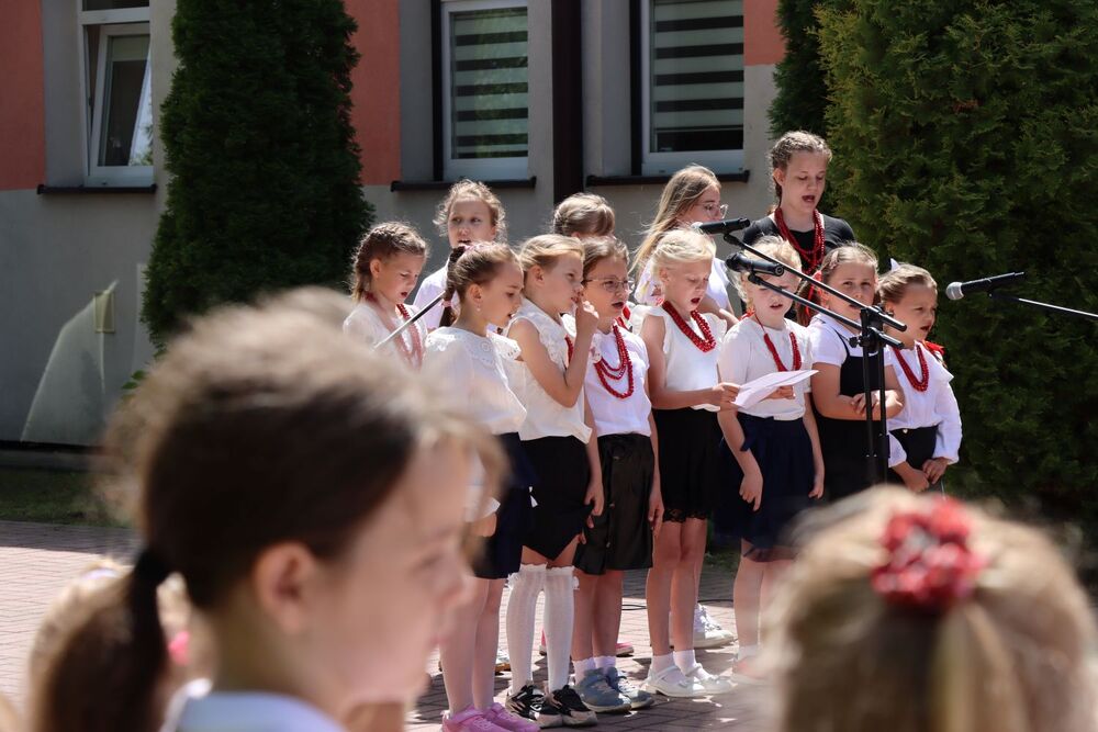 Akcja „Znicze Pamięci” w Szkole Podstawowej w Kierzu Niedźwiedzim. Fot. IPN
