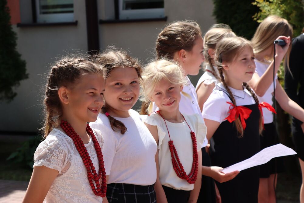 Akcja „Znicze Pamięci” w Szkole Podstawowej w Kierzu Niedźwiedzim. Fot. IPN