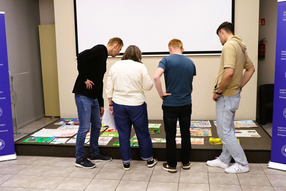 Obrady jury konkursu „Historia wokół nas – Mała Ojczyzna oczami dziecka”. Fot. IPN Kielce