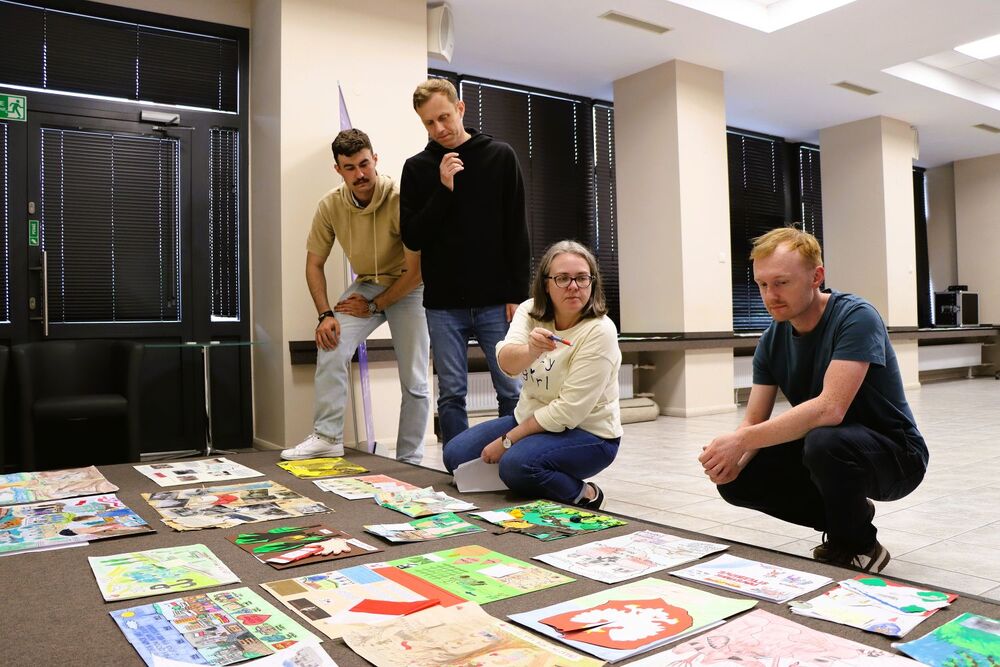 Obrady jury konkursu „Historia wokół nas – Mała Ojczyzna oczami dziecka”. Fot. IPN Kielce