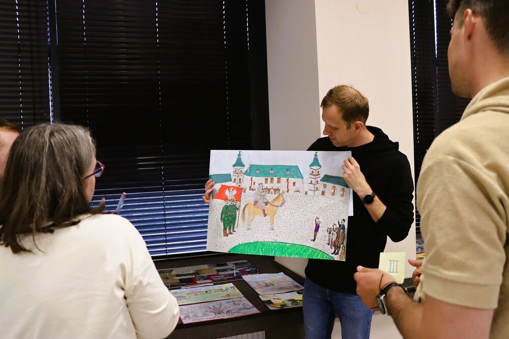 Obrady jury konkursu „Historia wokół nas – Mała Ojczyzna oczami dziecka”. Fot. IPN Kielce