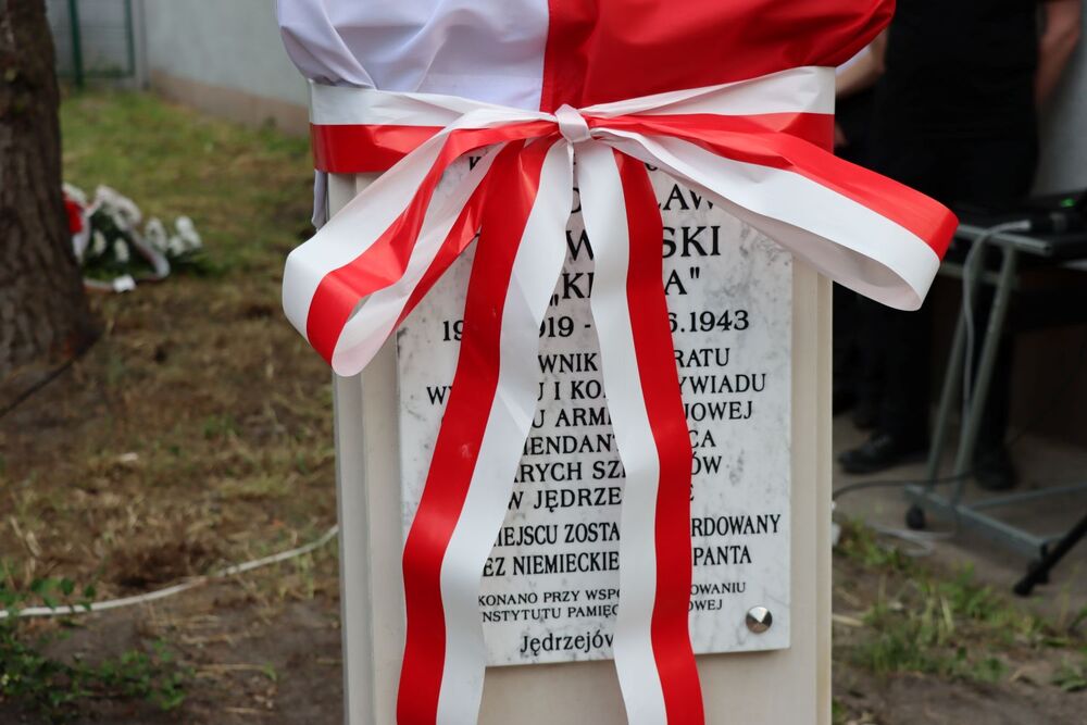 Odsłonięcie popiersia Władysława Tykwińskiego ps. „Krata” w Jędrzejowie. Fot. IPN Kielce