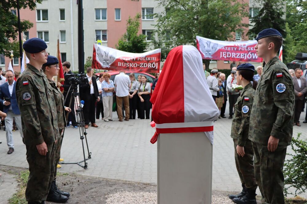 Odsłonięcie popiersia Władysława Tykwińskiego ps. „Krata” w Jędrzejowie. Fot. IPN Kielce