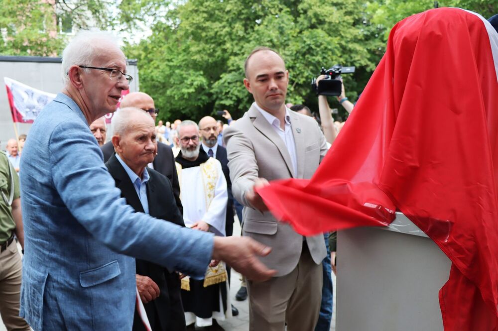 Odsłonięcie popiersia Władysława Tykwińskiego ps. „Krata” w Jędrzejowie. Fot. IPN Kielce