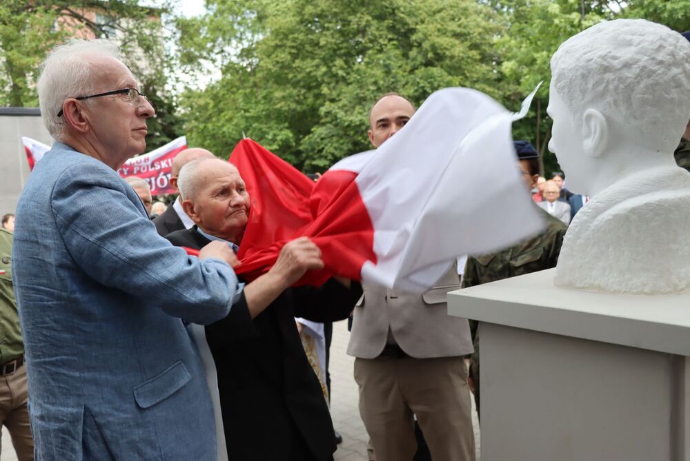 Odsłonięcie popiersia Władysława Tykwińskiego ps. „Krata” w Jędrzejowie. Fot. IPN Kielce