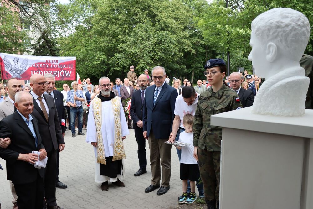 Odsłonięcie popiersia Władysława Tykwińskiego ps. „Krata” w Jędrzejowie. Fot. IPN Kielce
