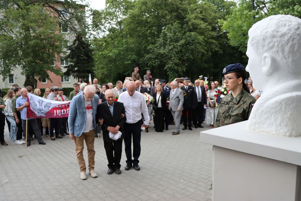 Odsłonięcie popiersia Władysława Tykwińskiego ps. „Krata” w Jędrzejowie. Fot. IPN Kielce
