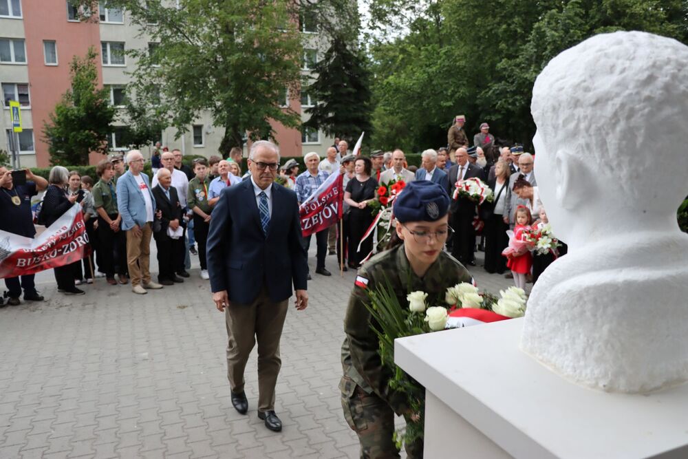 Odsłonięcie popiersia Władysława Tykwińskiego ps. „Krata” w Jędrzejowie. Fot. IPN Kielce