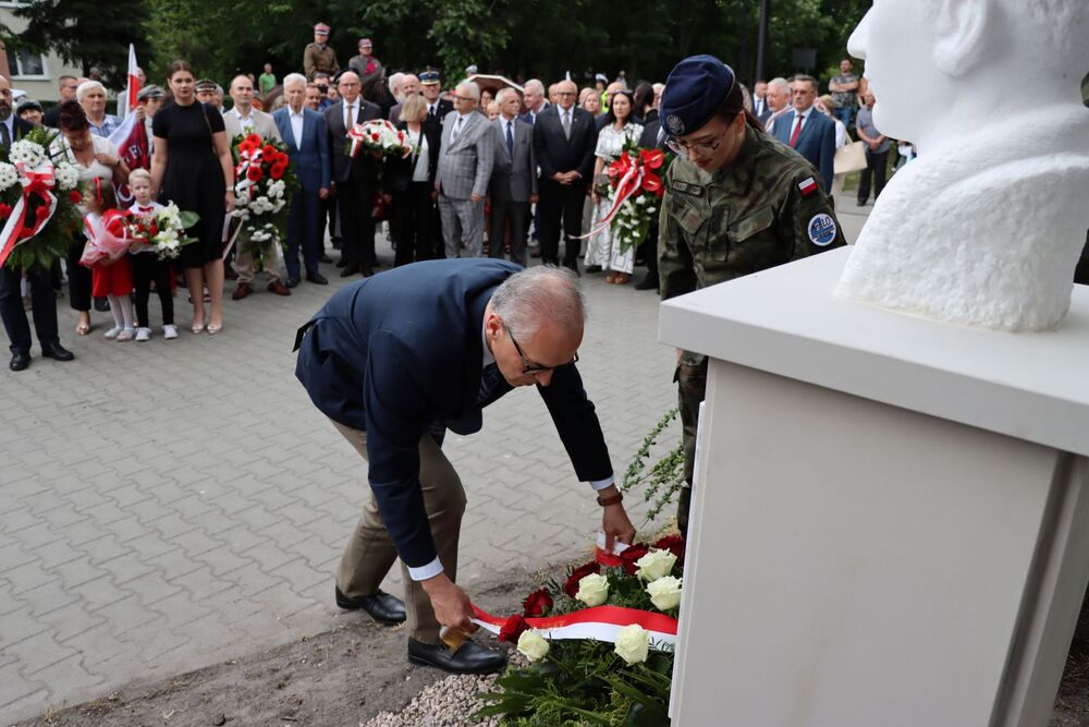 Odsłonięcie popiersia Władysława Tykwińskiego ps. „Krata” w Jędrzejowie. Fot. IPN Kielce
