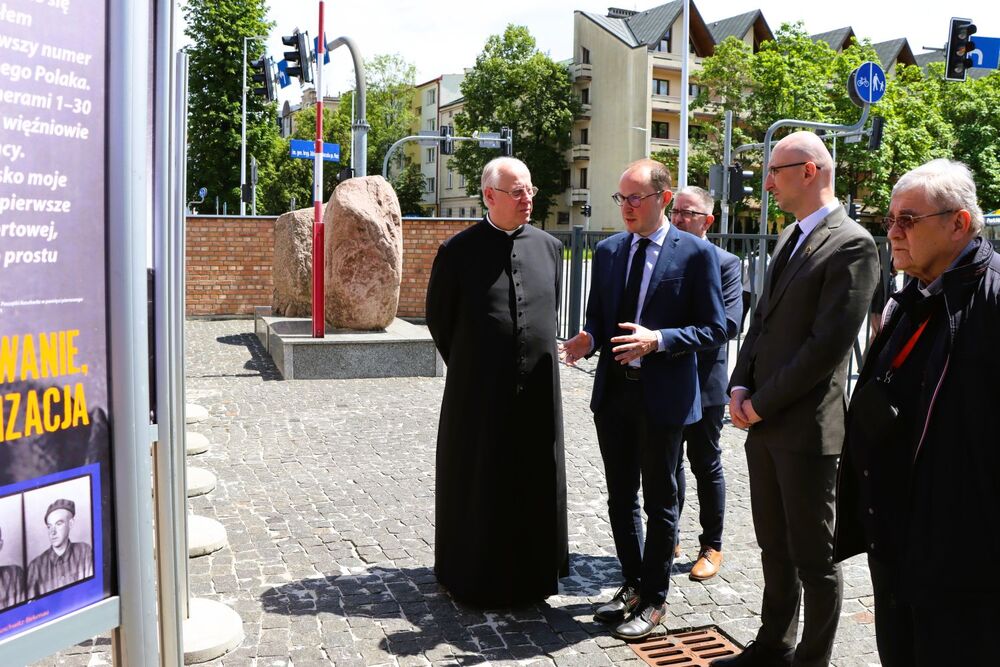Wizyta ojca Przemysława Lutyńskiego w Tarnowie. Fot. IPN Kielce