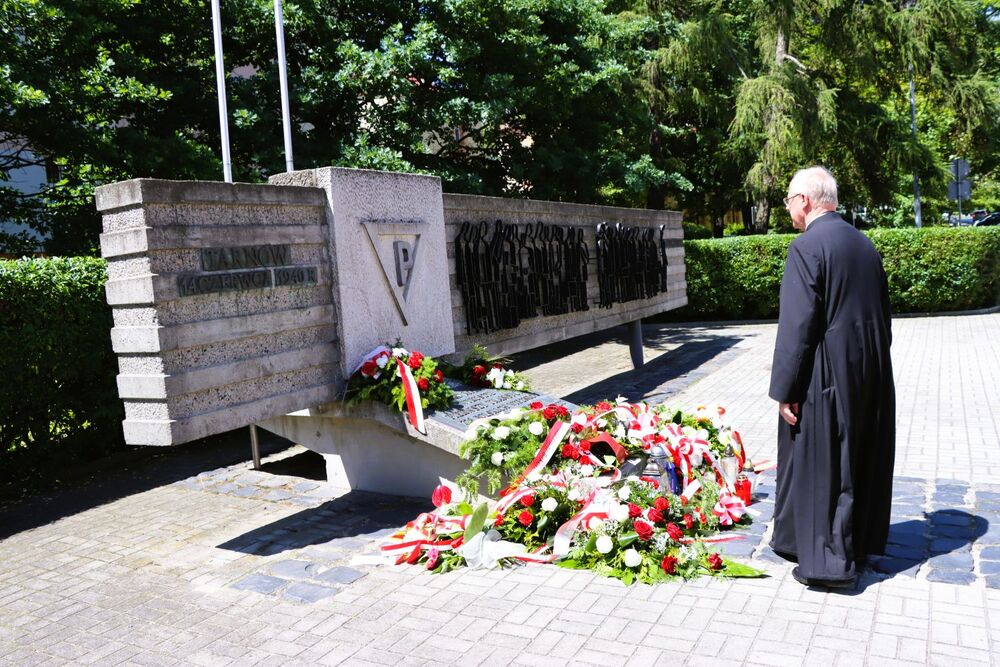 Wizyta ojca Przemysława Lutyńskiego w Tarnowie. Fot. IPN Kielce