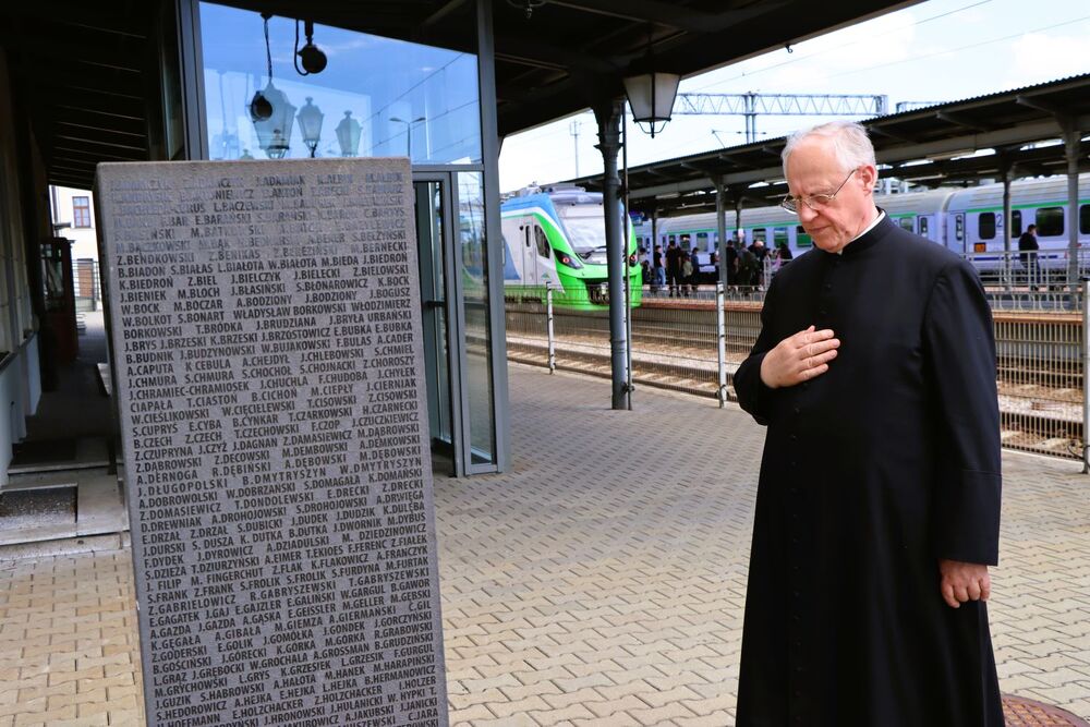 Wizyta ojca Przemysława Lutyńskiego w Tarnowie. Fot. IPN Kielce