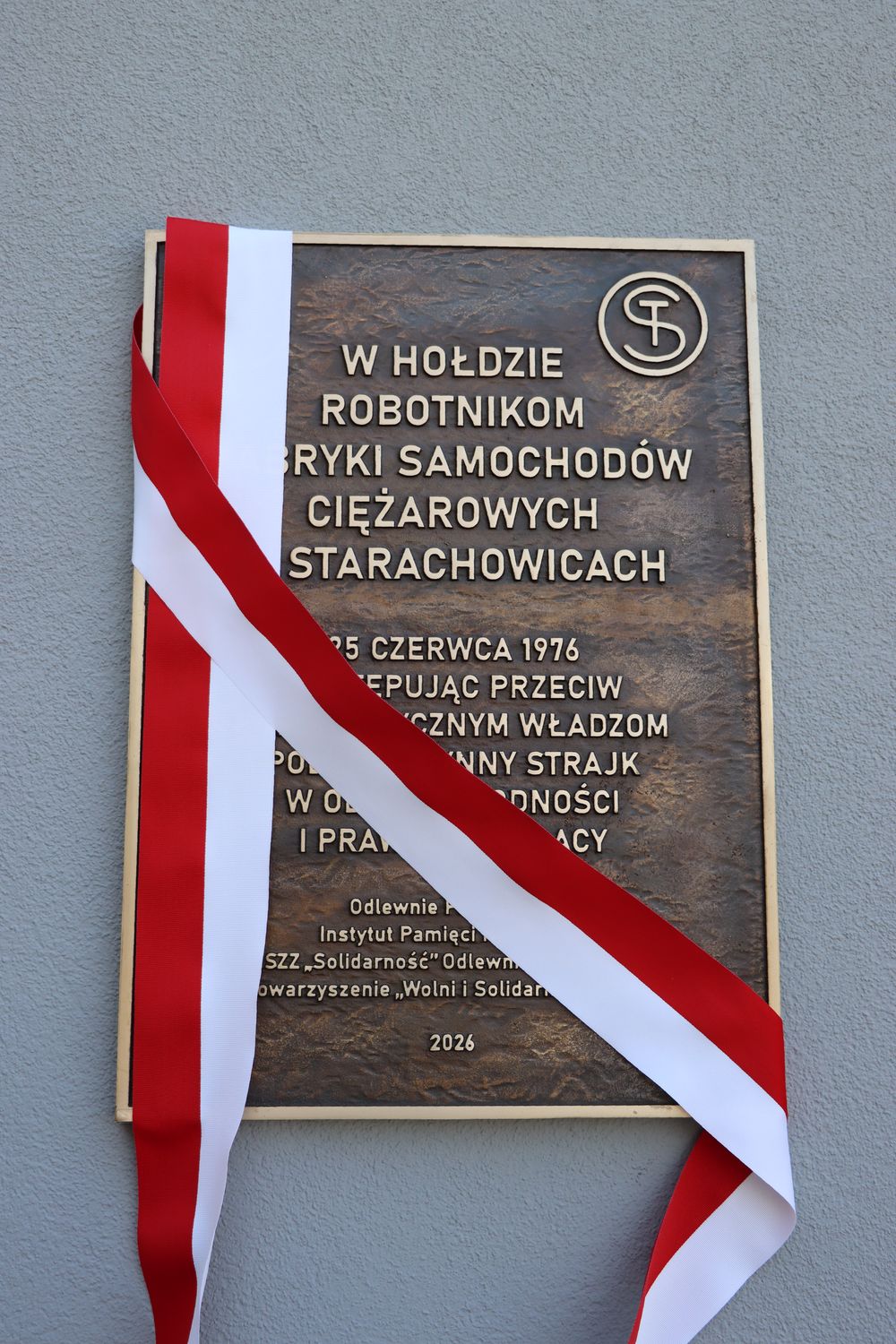 Odsłonięcie tablicy, upamiętniającej starachowicki Czerwiec ’76. Fot. Hubert Krężołek (IPN)