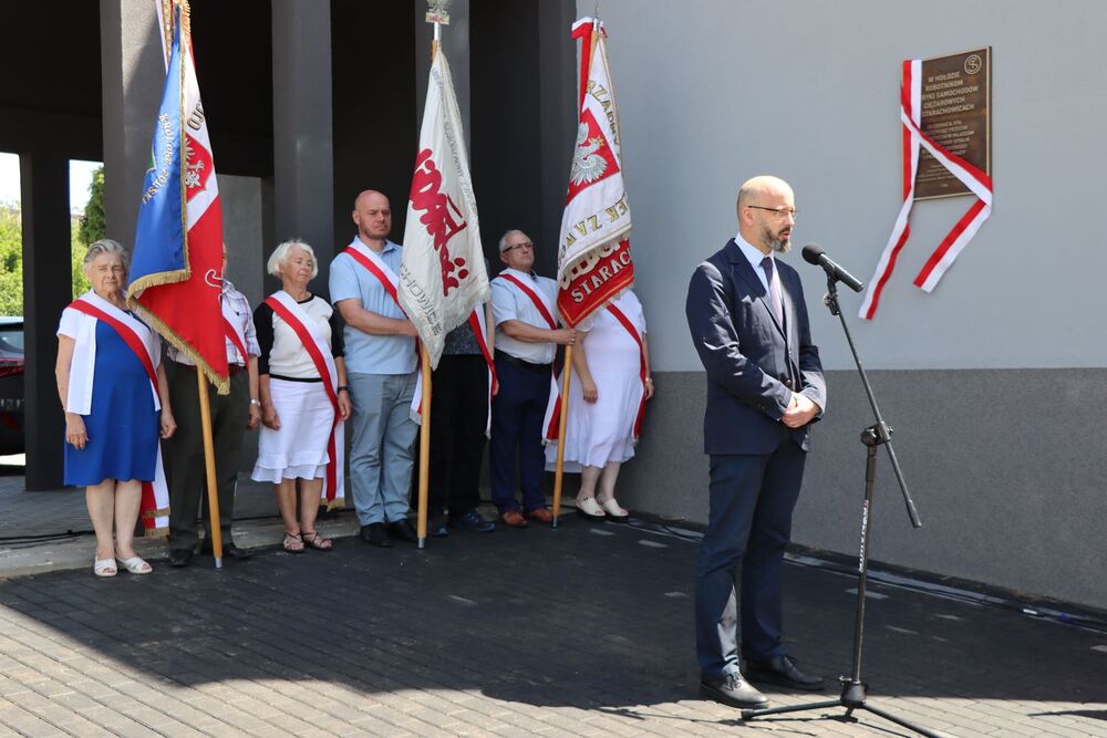 Odsłonięcie tablicy, upamiętniającej starachowicki Czerwiec ’76. Fot. Hubert Krężołek (IPN)