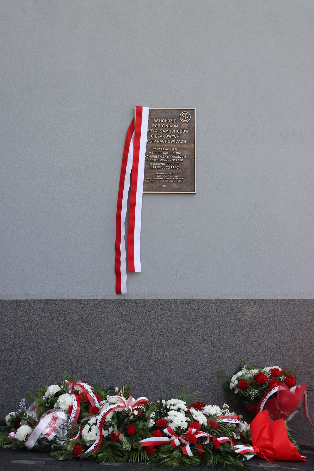 Odsłonięcie tablicy, upamiętniającej starachowicki Czerwiec ’76. Fot. Hubert Krężołek (IPN)
