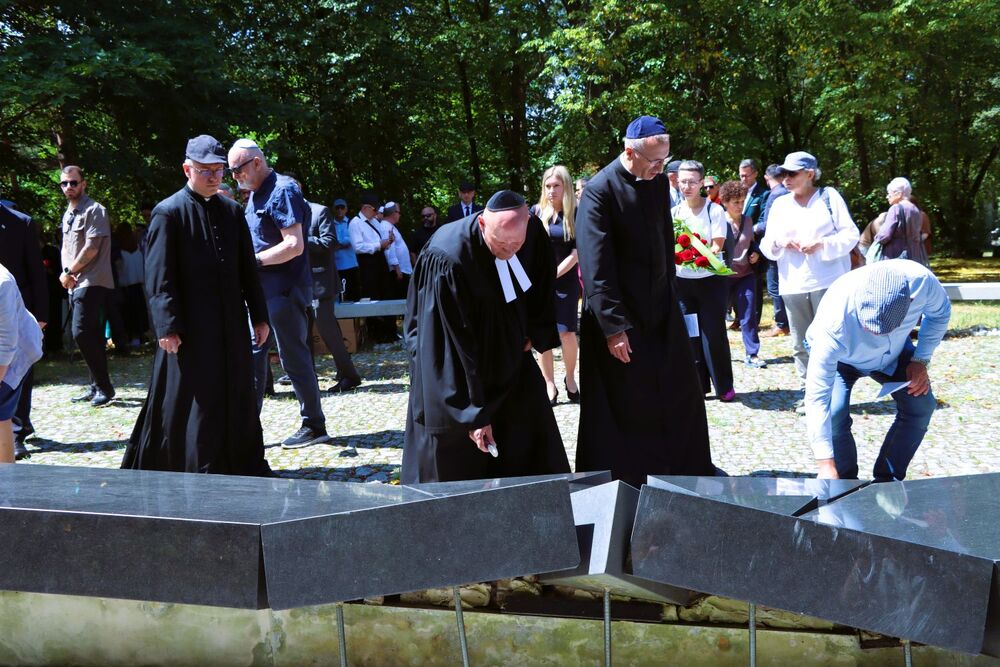 Międzyreligijna modlitwa na Cmentarzu Żydowskim w Kielcach. Fot. IPN Kielce