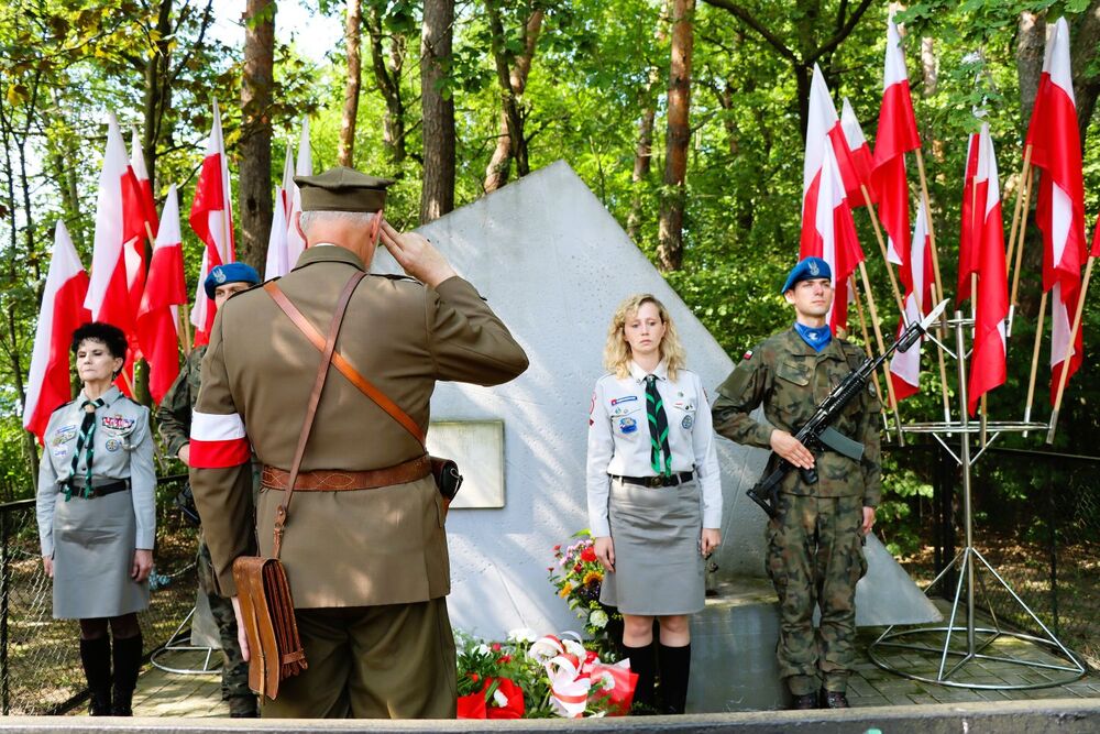 Obchody 82. rocznicy rozstrzelania polskich patriotów w Lesie Wełeckim koło Buska-Zdroju. Fot. IPN Kielce
