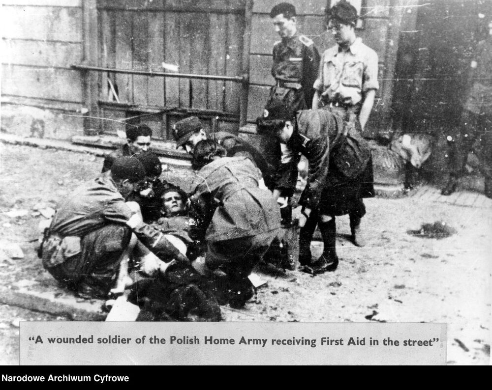 Udzielanie pomocy rannym podczas Powstania Warszawskiego. Fot. Narodowe Archiwum Cyfrowe