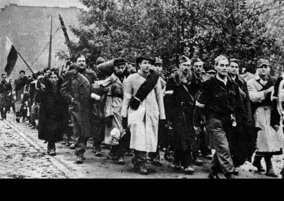 Oddziały Armii Krajowej opuszczają miasto po upadku Powstania Warszawskiego. Fot. Narodowe Archiwum Cyfrowe
