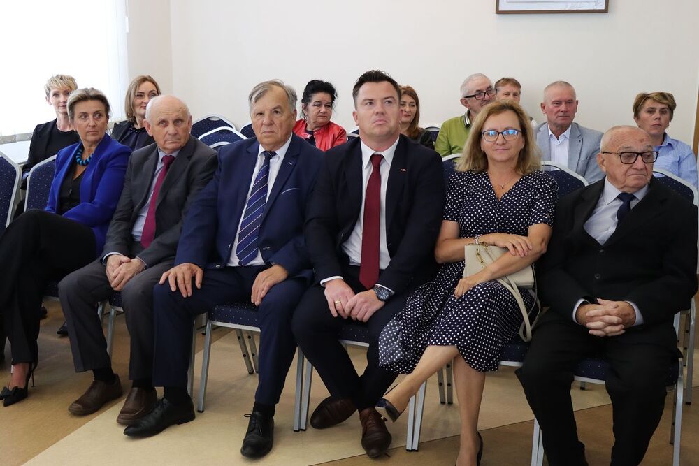 Nadanie imienia ks. Romana Kotlarza rondu w Tychowie Stary (gmina Mirzec). Fot. IPN Kielce