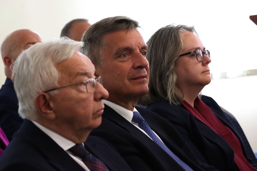 Nadanie imienia ks. Romana Kotlarza rondu w Tychowie Stary (gmina Mirzec). Fot. IPN Kielce