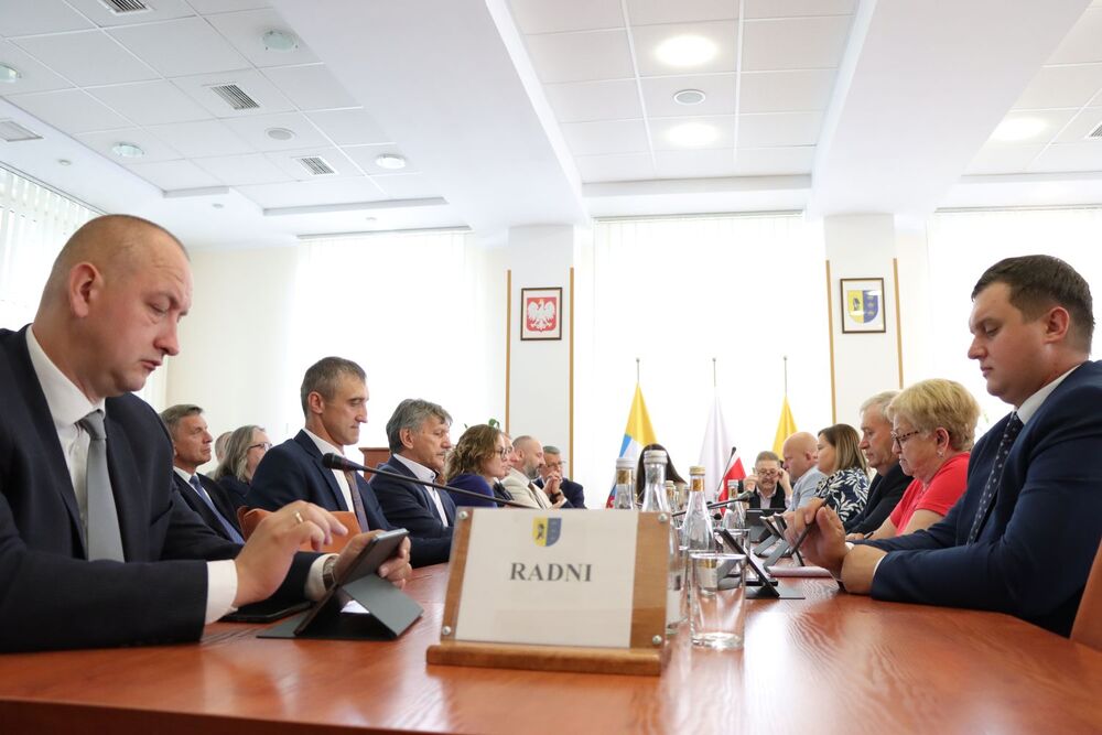 Nadanie imienia ks. Romana Kotlarza rondu w Tychowie Stary (gmina Mirzec). Fot. IPN Kielce