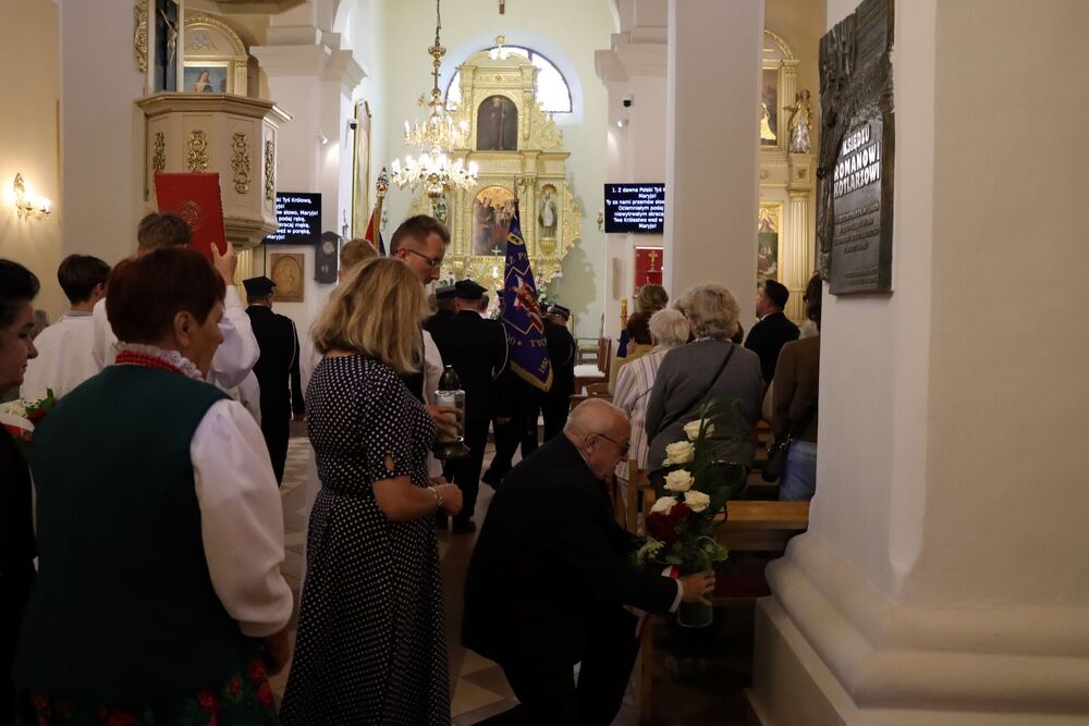 Nadanie imienia ks. Romana Kotlarza rondu w Tychowie Stary (gmina Mirzec). Fot. IPN Kielce