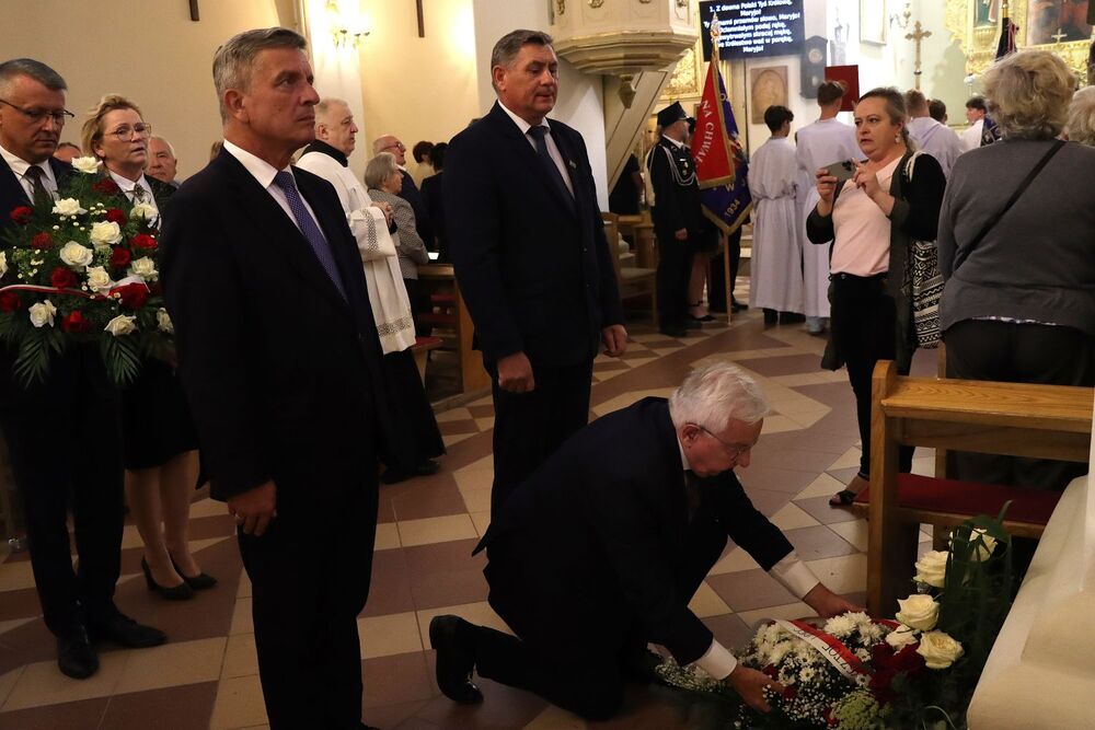 Nadanie imienia ks. Romana Kotlarza rondu w Tychowie Stary (gmina Mirzec). Fot. IPN Kielce