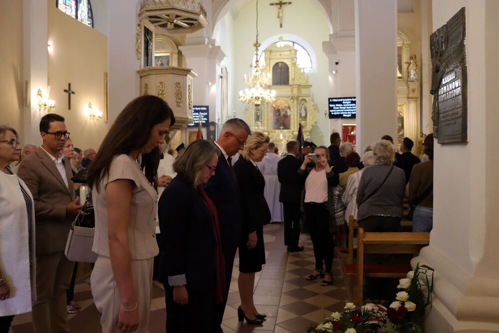 Nadanie imienia ks. Romana Kotlarza rondu w Tychowie Stary (gmina Mirzec). Fot. IPN Kielce