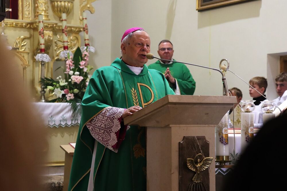 Nadanie imienia ks. Romana Kotlarza rondu w Tychowie Stary (gmina Mirzec). Fot. IPN Kielce