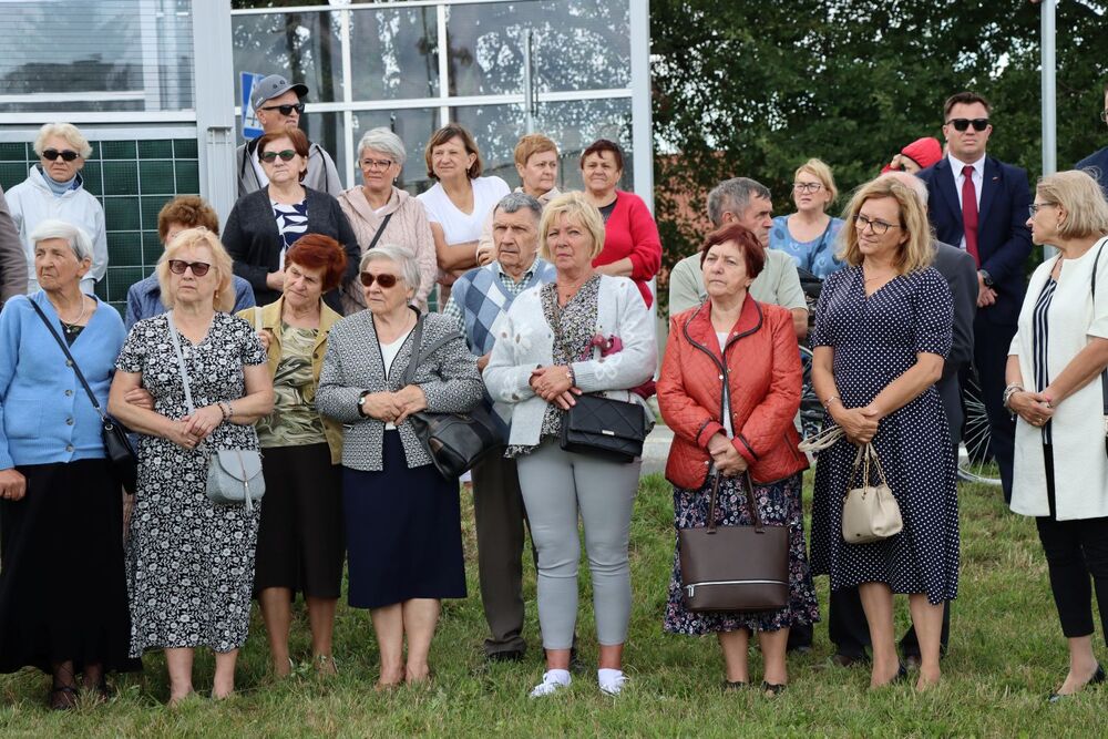 Nadanie imienia ks. Romana Kotlarza rondu w Tychowie Stary (gmina Mirzec). Fot. IPN Kielce