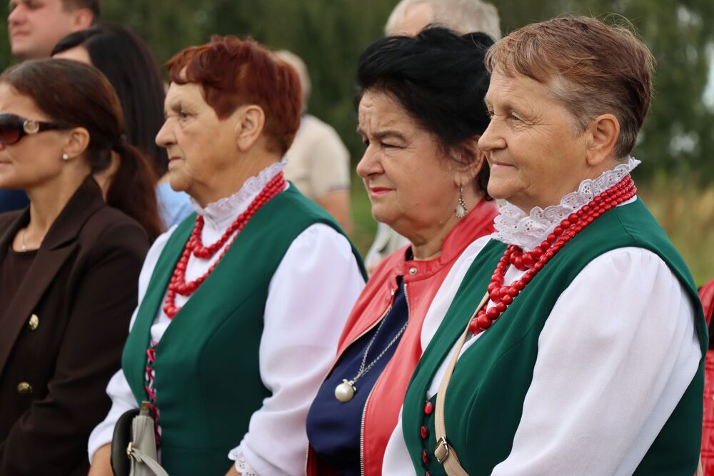 Nadanie imienia ks. Romana Kotlarza rondu w Tychowie Stary (gmina Mirzec). Fot. IPN Kielce