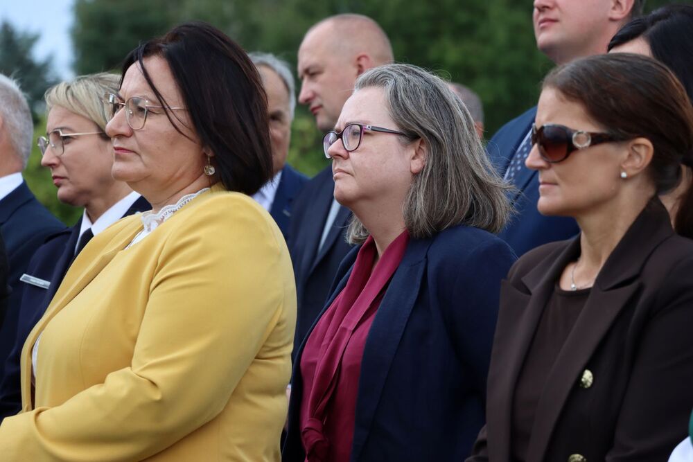 Nadanie imienia ks. Romana Kotlarza rondu w Tychowie Stary (gmina Mirzec). Fot. IPN Kielce