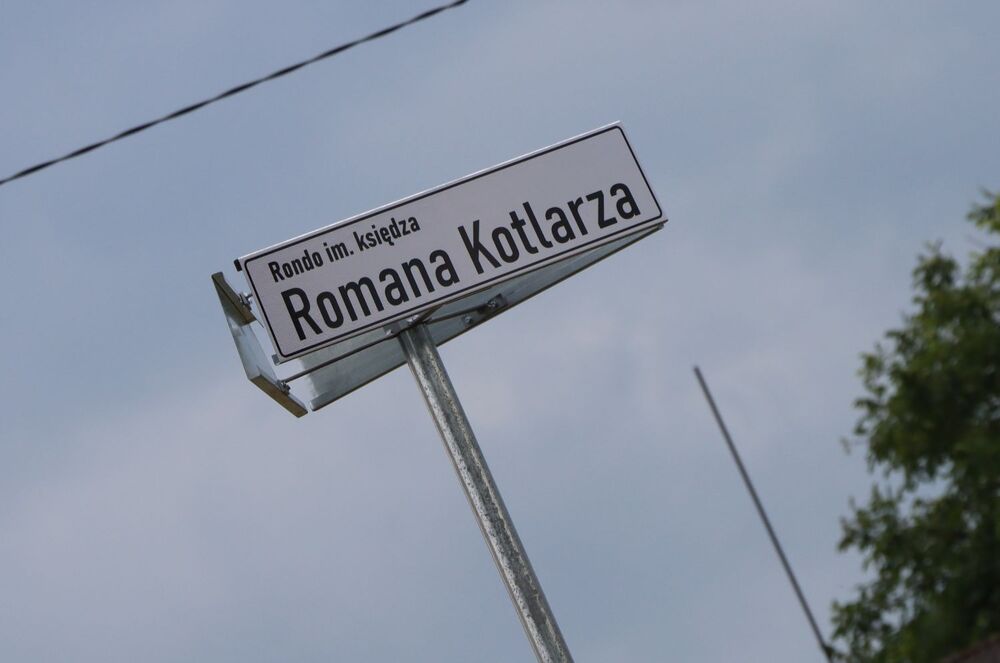 Nadanie imienia ks. Romana Kotlarza rondu w Tychowie Stary (gmina Mirzec). Fot. IPN Kielce