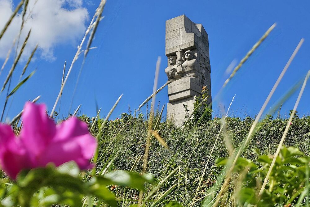 Pomnik Obrońców Wybrzeża – pomnik w Gdańsku na półwyspie Westerplatte, przy wejściu do portu morskiego. Fot. IPN Kielce